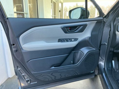 Used 2025 Subaru Forester Premium image 36