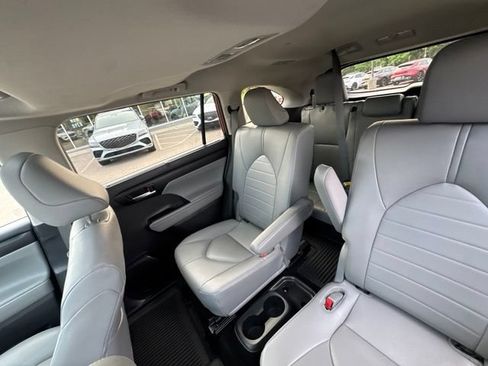 Used 2023 Toyota Highlander XLE AWD/4WD image 37