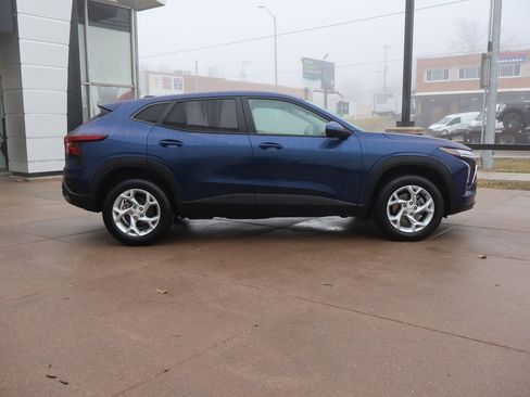 Used 2024 Chevrolet Trax LS w/ LS Convenience Package image 9