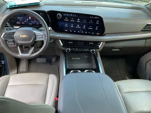Used 2025 Chevrolet Suburban LT w/ Comfort Package AWD/4WD image 4