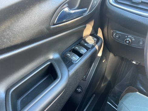 Used 2022 Chevrolet Equinox Premier image 11