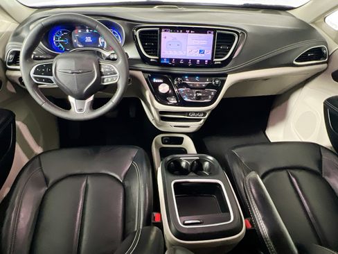 Used 2023 Chrysler Pacifica Touring-L FWD image 29
