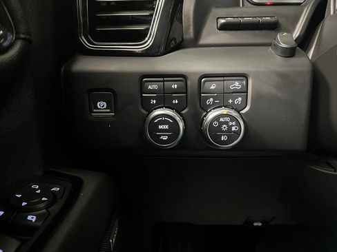 Used 2023 GMC Sierra 1500 AT4 w/ Technology Package AWD/4WD image 37
