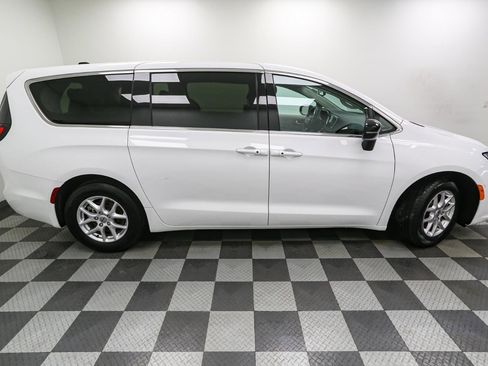 Used 2024 Chrysler Pacifica Touring-L image 7