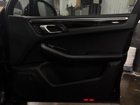 Used 2024 Porsche Macan Base image 16
