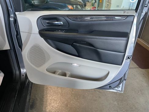 Used 2020 Dodge Grand Caravan SE w/ SE Plus Group FWD image 18