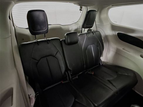 Used 2024 Chrysler Pacifica Touring-L FWD image 26