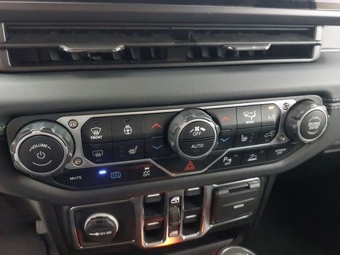 Used 2025 Jeep Wrangler Unlimited Sahara w/ Safety Group image 22