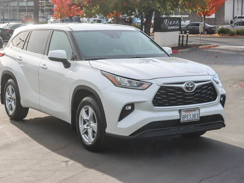Used 2020 Toyota Highlander LE image 3