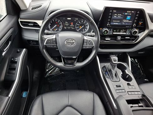 Used 2021 Toyota Highlander XLE image 12
