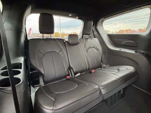New 2026 Chrysler Pacifica Select image 9
