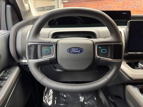 Used 2025 Ford Expedition Active image 13