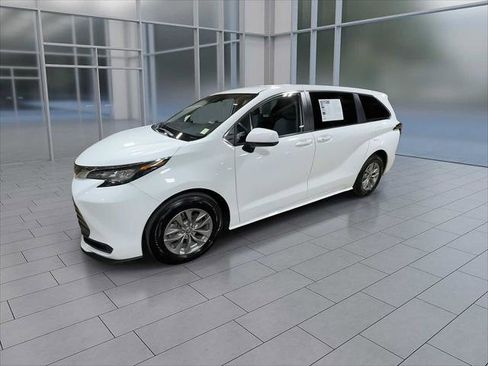 Certified 2022 Toyota Sienna LE FWD image 4
