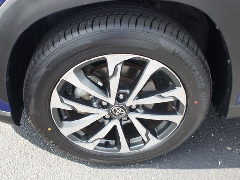 Used 2023 Toyota Corolla Cross XLE w/ Convenience Package FWD image 26
