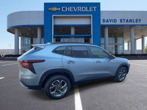 Used 2025 Chevrolet Trax LT w/ Driver Confidence Package FWD image 8