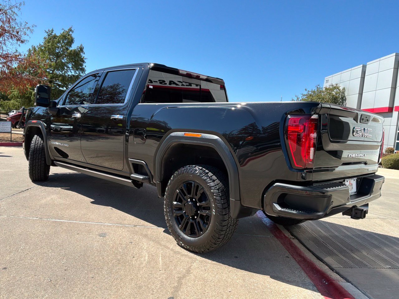 Used 2021 GMC Sierra 2500 Denali w/ Denali Black Diamond Edition AWD/4WD image 8