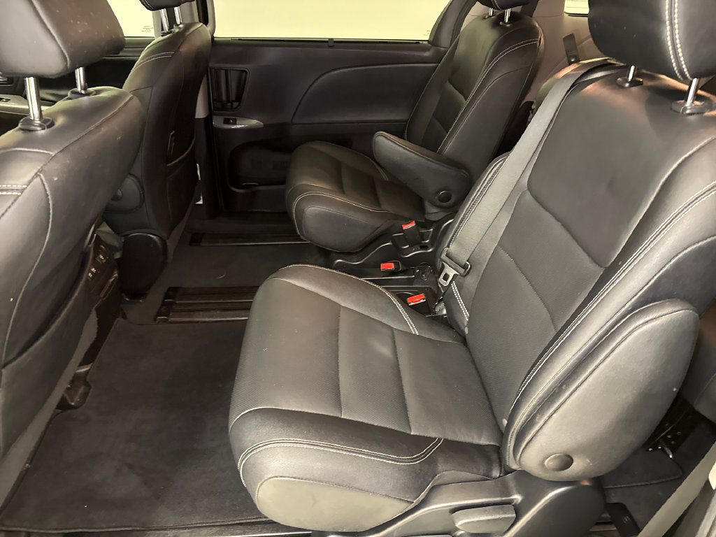 Used 2020 Toyota Sienna SE FWD image 18