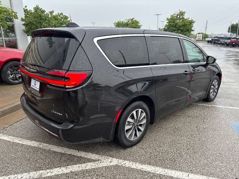 Used 2023 Chrysler Pacifica Touring-L FWD image 25