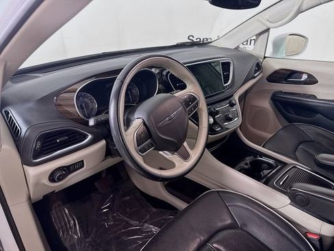 Used 2021 Chrysler Pacifica Limited AWD/4WD image 9