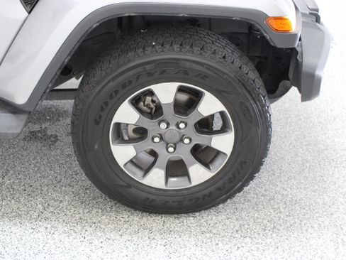 Used 2018 Jeep Wrangler Unlimited Sahara AWD/4WD image 5