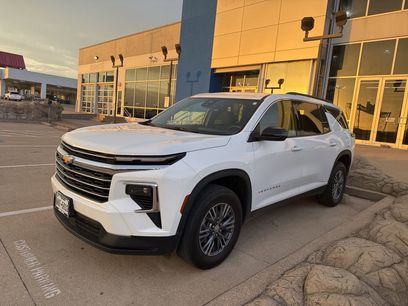 Used 2025 Chevrolet Traverse LT