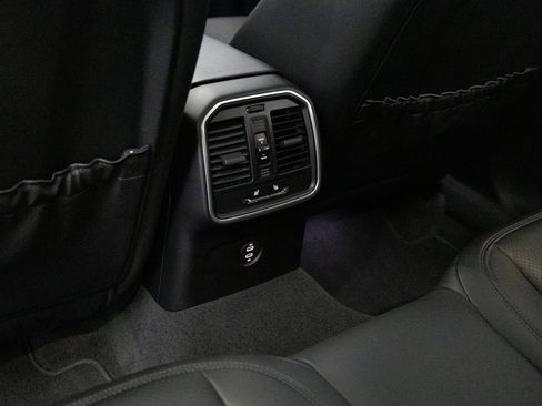 Certified 2023 Porsche Macan AWD/4WD image 26