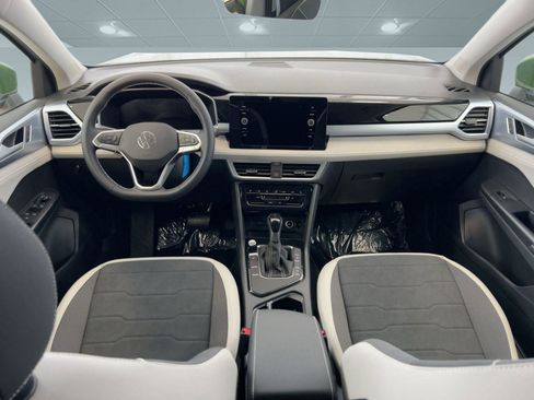 New 2026 Volkswagen Taos SE image 16