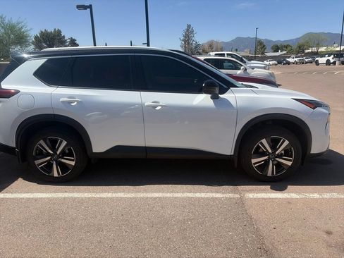 Used 2025 Nissan Rogue SL AWD/4WD image 4