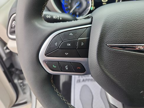 Used 2024 Chrysler Pacifica Touring-L image 29