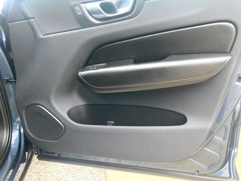 Used 2019 Volvo XC60 T5 Momentum w/ Premium Package image 12