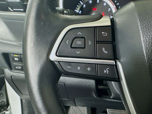 Used 2023 Toyota Highlander XLE FWD image 16