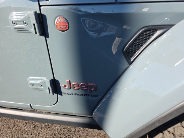 Used 2025 Jeep Gladiator Mojave AWD/4WD image 4