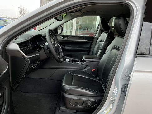 Used 2023 Jeep Grand Cherokee Limited image 7