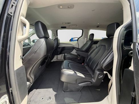 Used 2024 Chrysler Pacifica Touring-L FWD image 12
