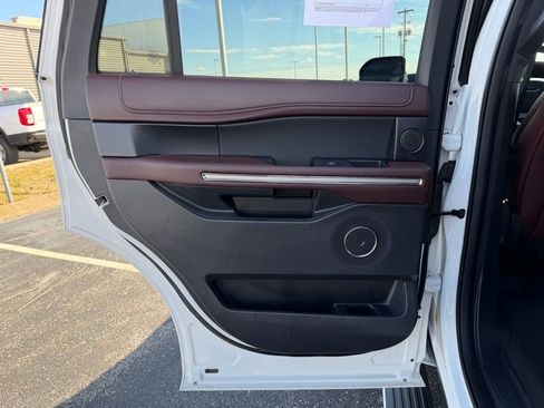 Used 2024 Ford Expedition Limited image 18