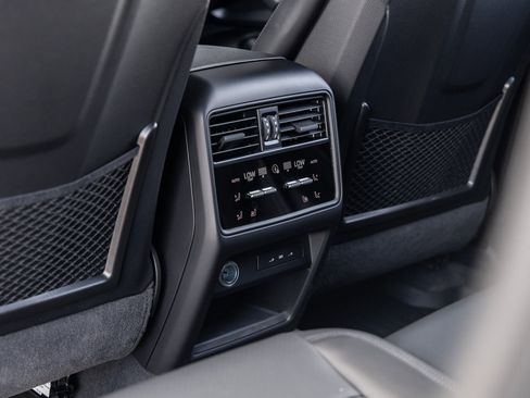 Used 2025 Porsche Cayenne Coupe image 35