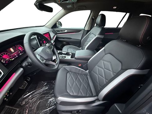 Used 2025 Volkswagen Atlas Peak Edition SE image 9