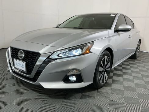 Used 2019 Nissan Altima 2.5 SV image 2