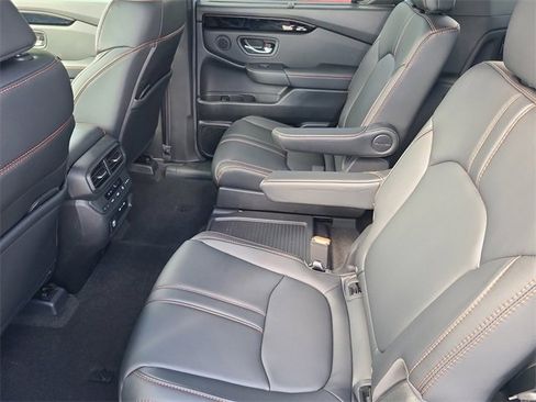 Used 2025 Honda Pilot TrailSport image 17
