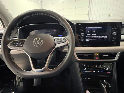 Used 2025 Volkswagen Taos SE AWD/4WD image 35