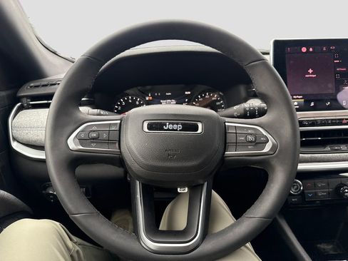 Used 2023 Jeep Compass Latitude image 15