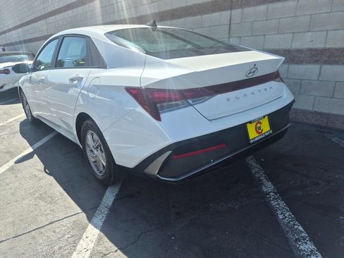 Used 2025 Hyundai Elantra SE w/ Cargo Package image 5