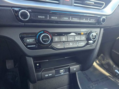 Used 2022 Kia Niro EX image 28