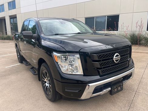 Used 2021 Nissan Titan SV w/ SV Convenience Package RWD image 2