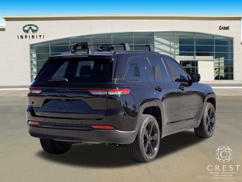 Used 2023 Jeep Grand Cherokee Altitude image 3