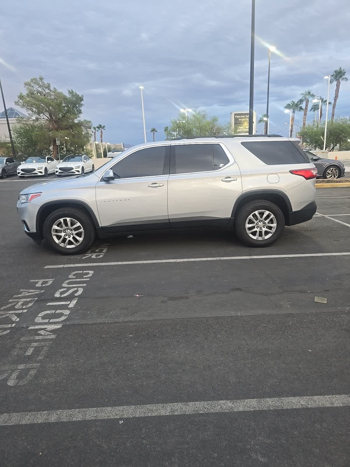 Used 2019 Chevrolet Traverse LT w/ LPO, Cargo Package FWD image 1