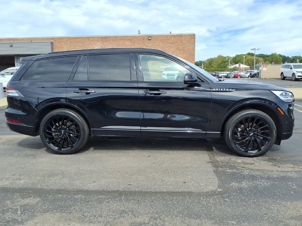 Used 2024 Lincoln Aviator Reserve w/ Equipment Group 201A AWD/4WD image 8