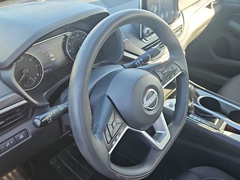 Used 2024 Nissan Altima 2.5 SV image 2