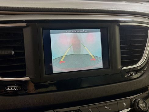 Used 2018 Chrysler Pacifica Touring-L FWD image 22