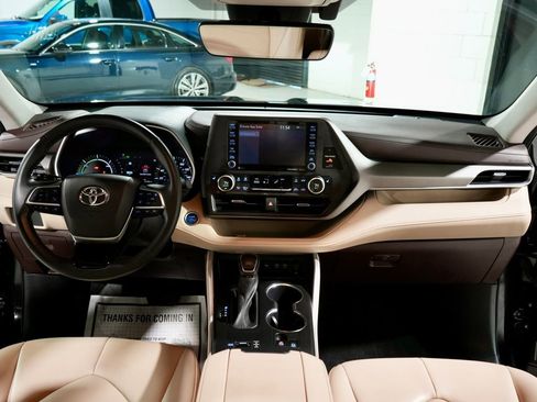 Used 2021 Toyota Highlander XLE image 14